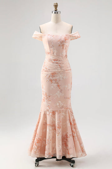 Vestido de invitada de boda fruncido con estampado de sirena champán con hombros descubiertos